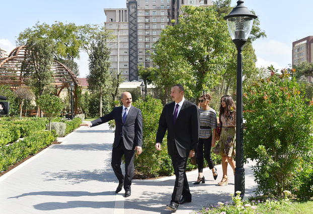 Президент с супругой в парке `Гызылгюль` - ФОТО